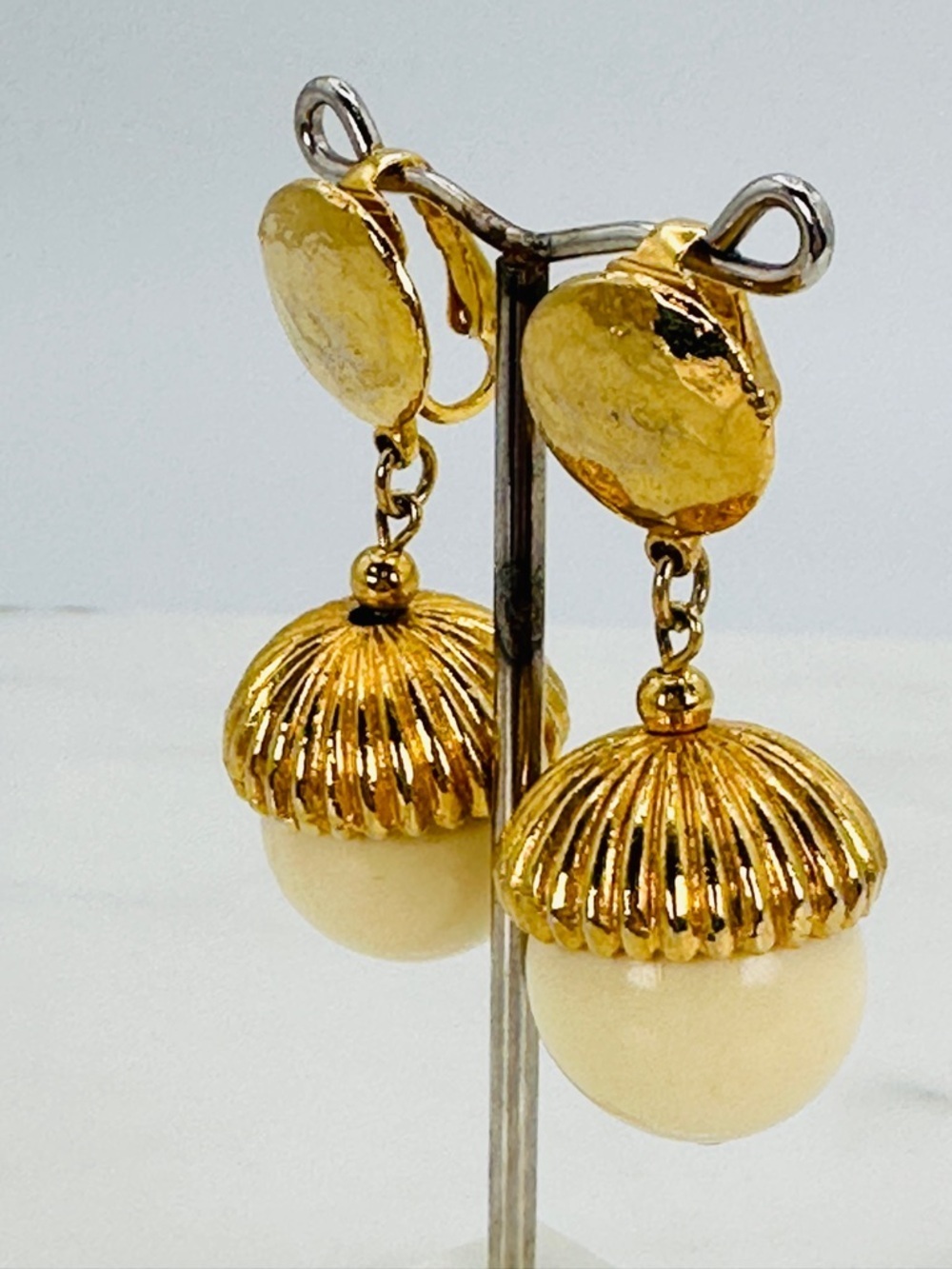 Vintage Cream and Gold Drop Clip On Earrings Hammered Disc with Ribbed Acorn Top - Picture 4 of 10